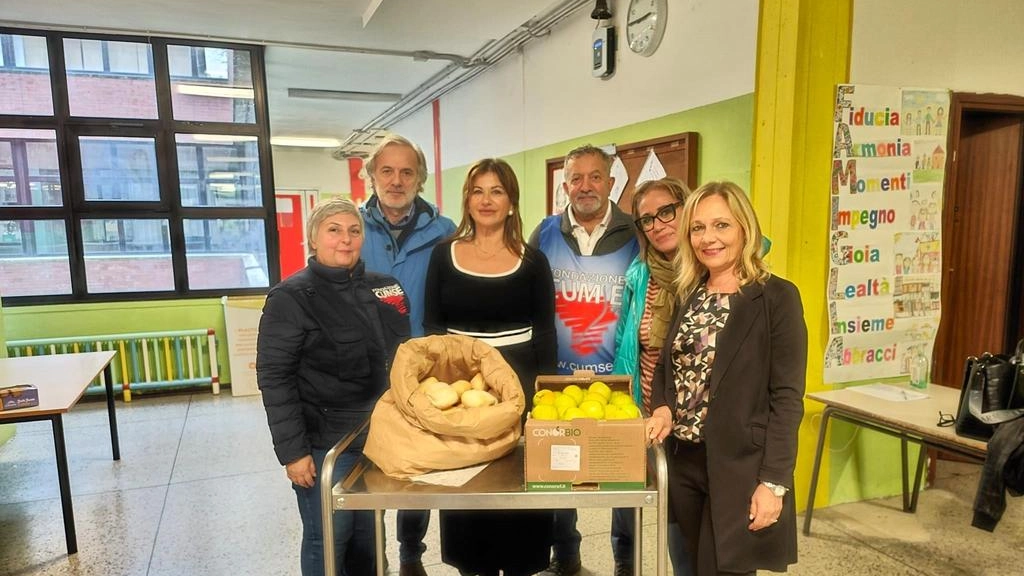 Gli alimenti raccolti vengono poi consegnati a onlus e associazioni che a loro volta li distribuiscono alle famiglie in difficoltà del territorio Gli alimenti raccolti vengono poi consegnati a onlus e associazioni che a loro volta li distribuiscono alle famiglie in difficoltà del territorio