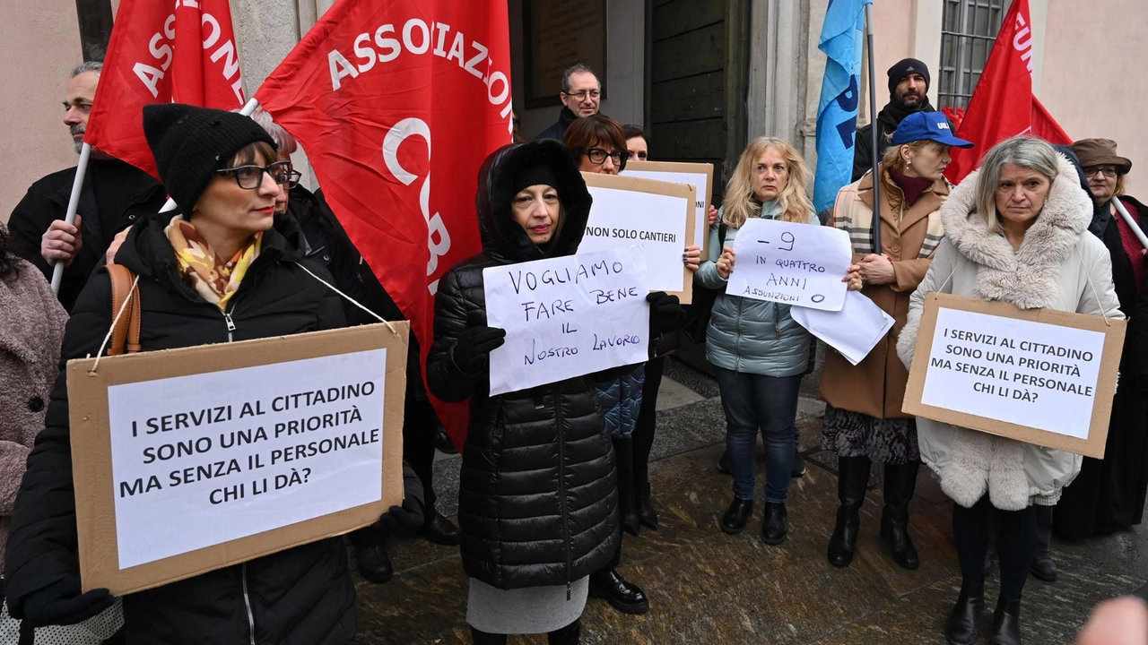 Il presidio davanti a Palazzo Estense promosso da lavoratori e sindacalisti nelle due ore di sciopero proclamate per chiedere al Comune più attenzione Il sindaco Galimberti ha annunciato un piano di organizzazione del personale
