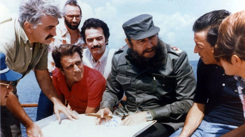 Giorgio Oldrini, primo da sinistra, con Fidel Castro a Cuba