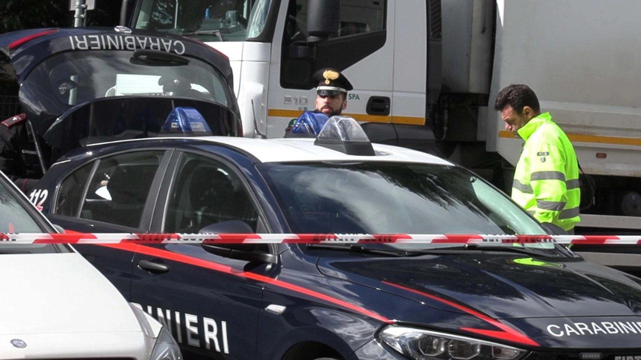 Il camion della società Secam e l’auto dei carabinieri sul luogo della tragedia La vittima quando era in attività lavorava all’ospedale Morelli