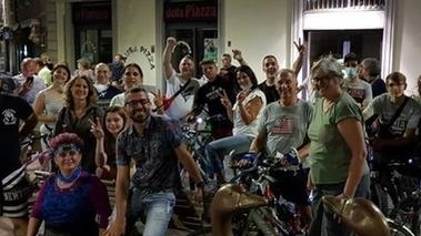 NOVATE MILANESE Giovedì sera ritorna la pedalata Critical Mass, omaggio alle vittime della strada. L’invito per la sesta edizione dell’evento è... NOVATE MILANESE Giovedì sera ritorna la pedalata Critical Mass, omaggio alle vittime della strada. L’invito per la sesta edizione dell’evento è...
