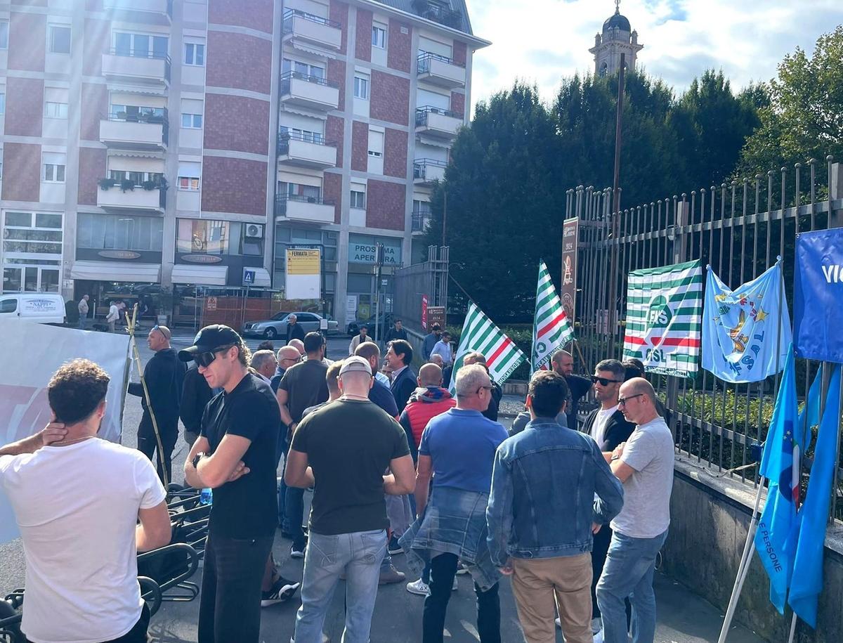 La battaglia dei Vigili del fuoco : "Carenze di organico croniche". La politica chiede aiuto a Roma La battaglia dei Vigili del fuoco : "Carenze di organico croniche". La politica chiede aiuto a Roma