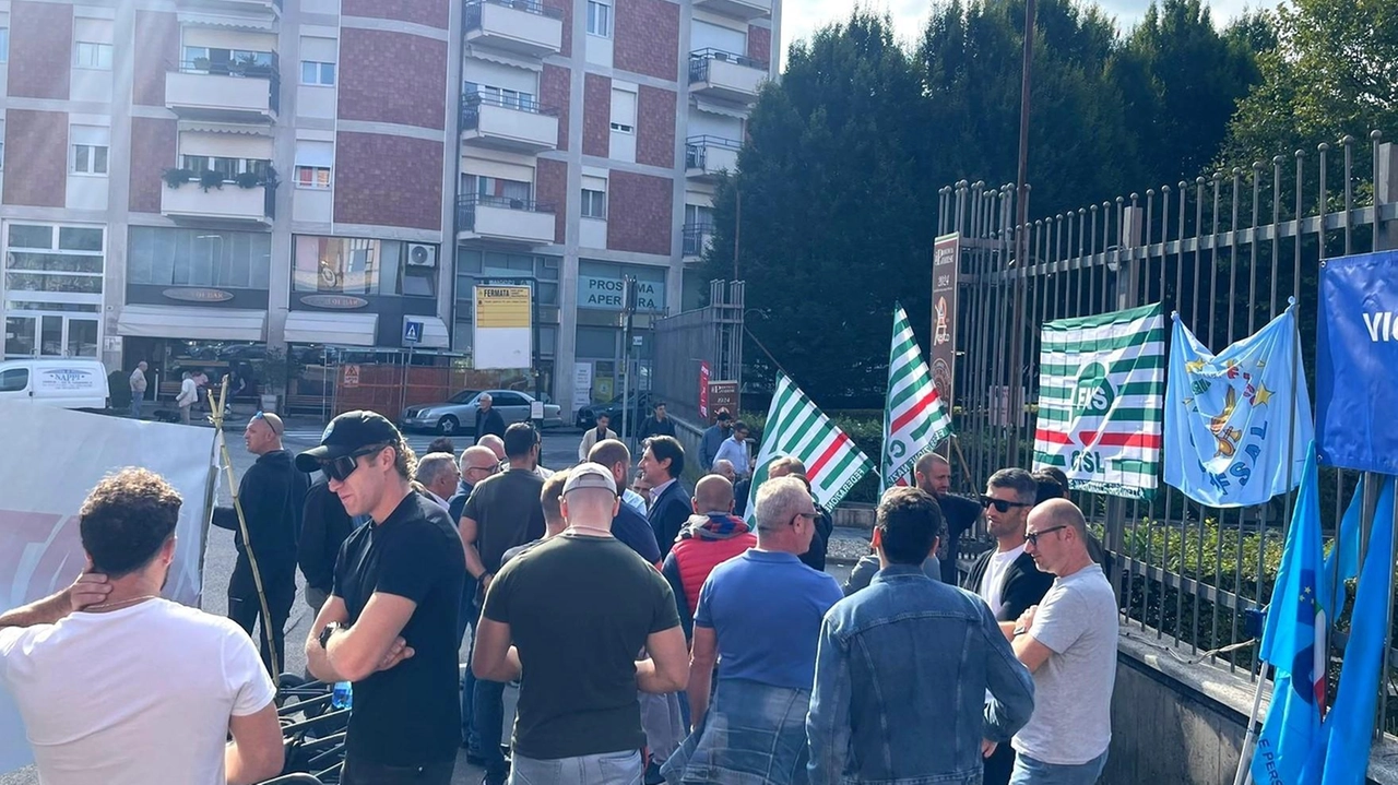 Varese, dopo il sit-in di protesta a Busto Arsizio, i sindacati ieri hanno manifestato davanti alla Prefettura. Il problema del personale approderà sui tavoli dei Comuni, della Provincia e di Regione Lombardia. .