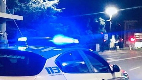 A Milano, la polizia arresta un egiziano di 43 anni dopo aver trovato droga, armi e cellulari rubati nella sua auto a San Siro. L'uomo è già noto alle forze dell'ordine per reati precedenti. A Milano, la polizia arresta un egiziano di 43 anni dopo aver trovato droga, armi e cellulari rubati nella sua auto a San Siro. L'uomo è già noto alle forze dell'ordine per reati precedenti.