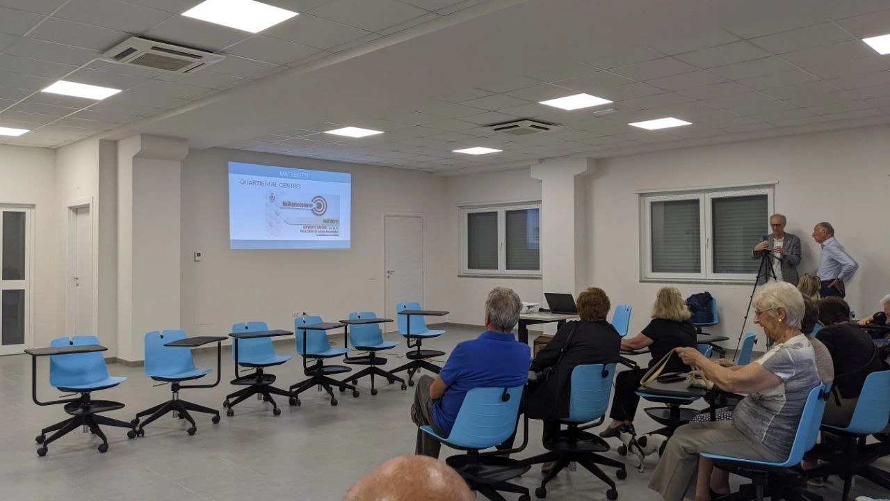 I “banchi a rotelle“ utilizzati per il distanziamento in classe e poi subito mandati in pensione I “banchi a rotelle“ utilizzati per il distanziamento in classe e poi subito mandati in pensione