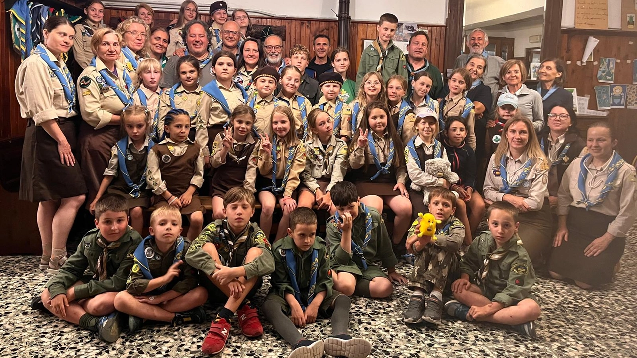 Il gruppo di scout ucraini al completo nella sede scout ai Piani Resinelli