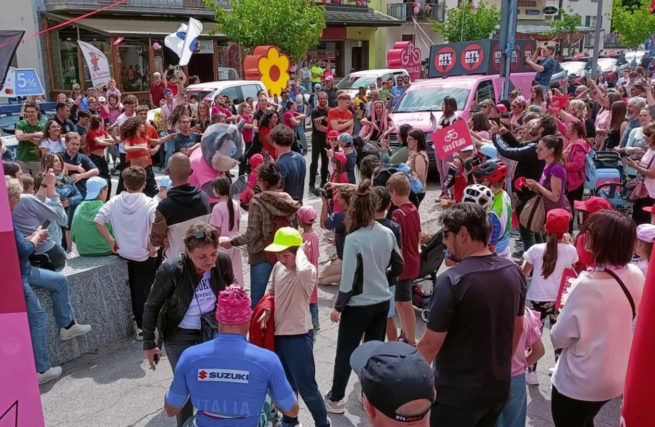 Uno spettacolo di Giro. Bormio vestita di rosa e un esercito di tifosi: "Vetrina incredibile"