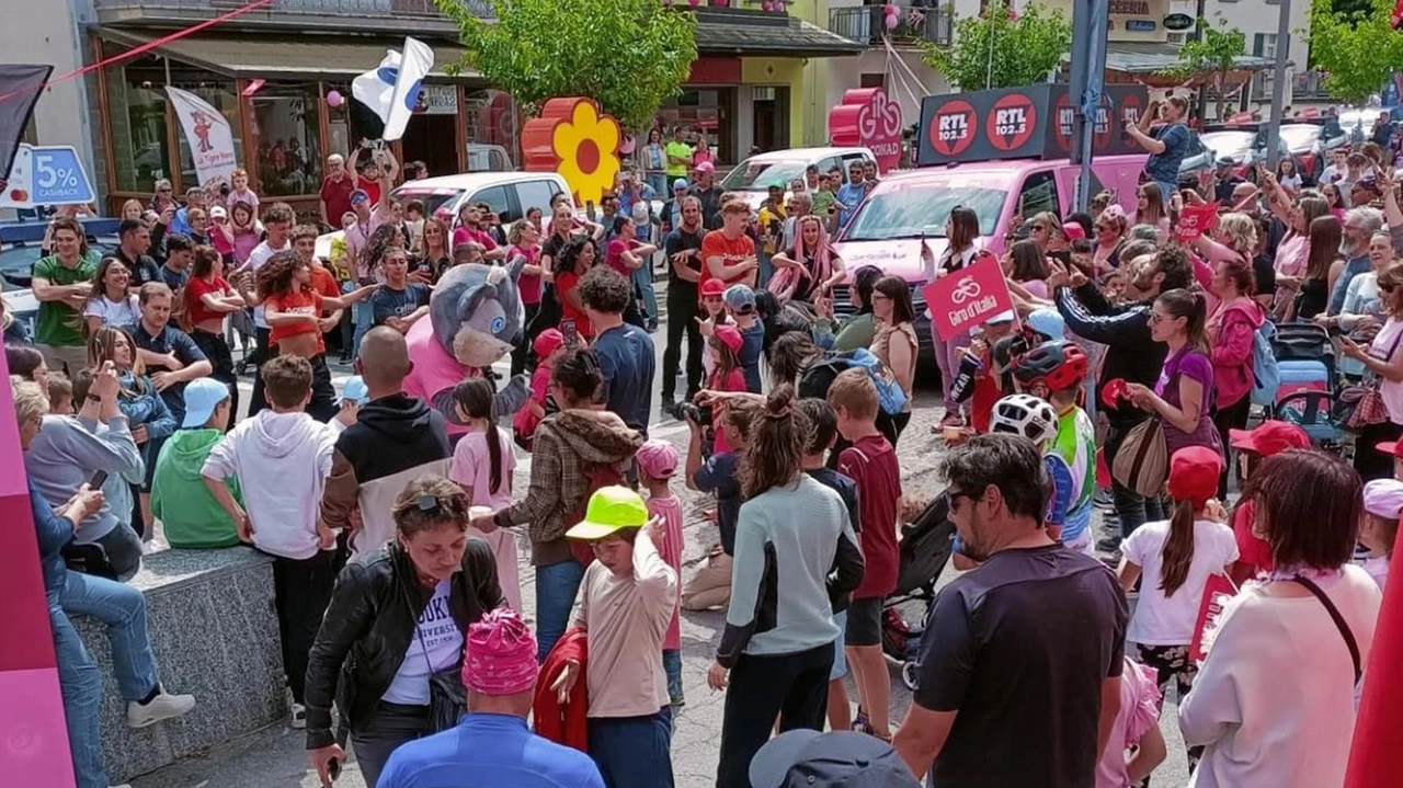 Uno spettacolo di Giro. Bormio vestita di rosa e un esercito di tifosi: "Vetrina incredibile"