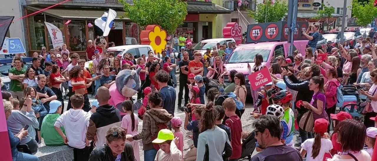 Uno spettacolo di Giro. Bormio vestita di rosa e un esercito di tifosi: "Vetrina incredibile"