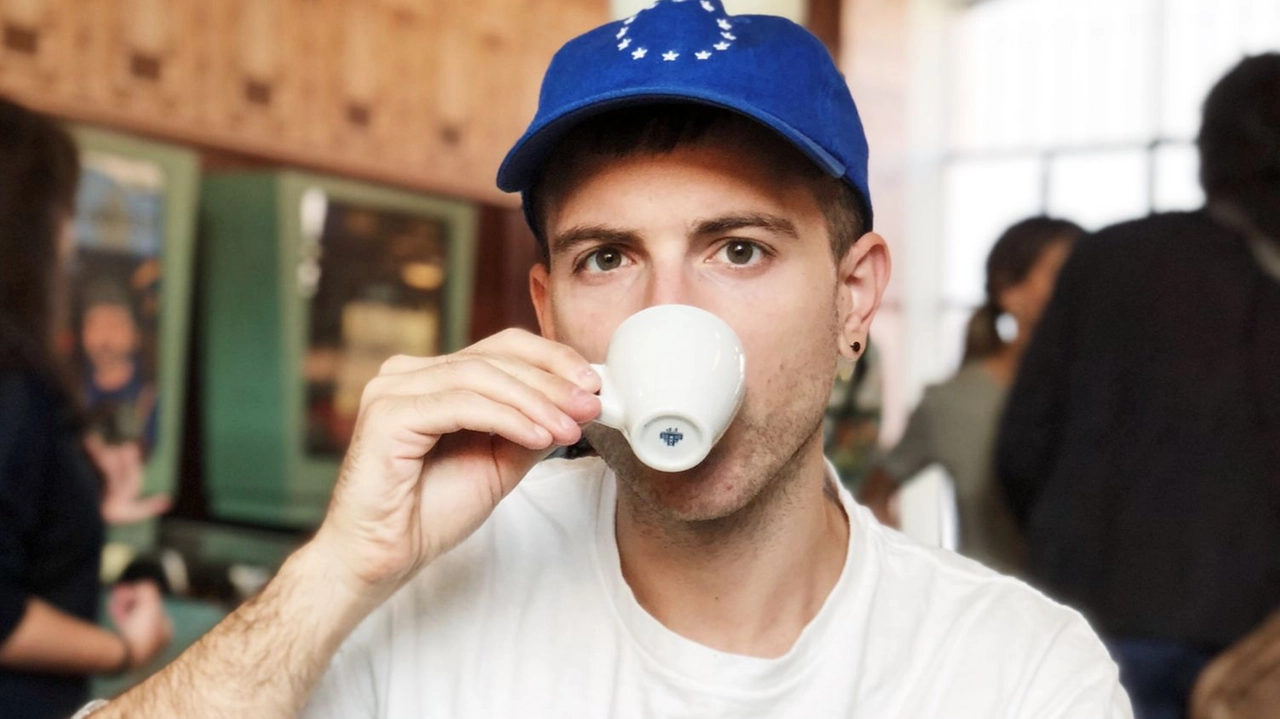 Gianvito Fanelli, creatore del profilo Ig "Vita Lenta", in una classica pausa caffè Gianvito Fanelli, creatore del profilo Ig "Vita Lenta", in una classica pausa caffè
