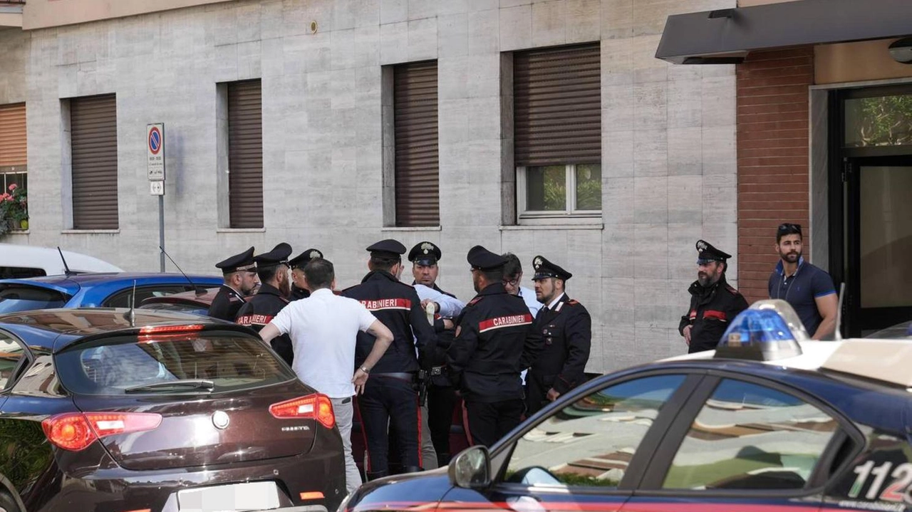 I carabinieri all’esterno del palazzo in via Stelvio a Legnano (Milano), dov’è stata uccisa Vasilica Potincu I carabinieri all’esterno del palazzo in via Stelvio a Legnano (Milano), dov’è stata uccisa Vasilica Potincu
