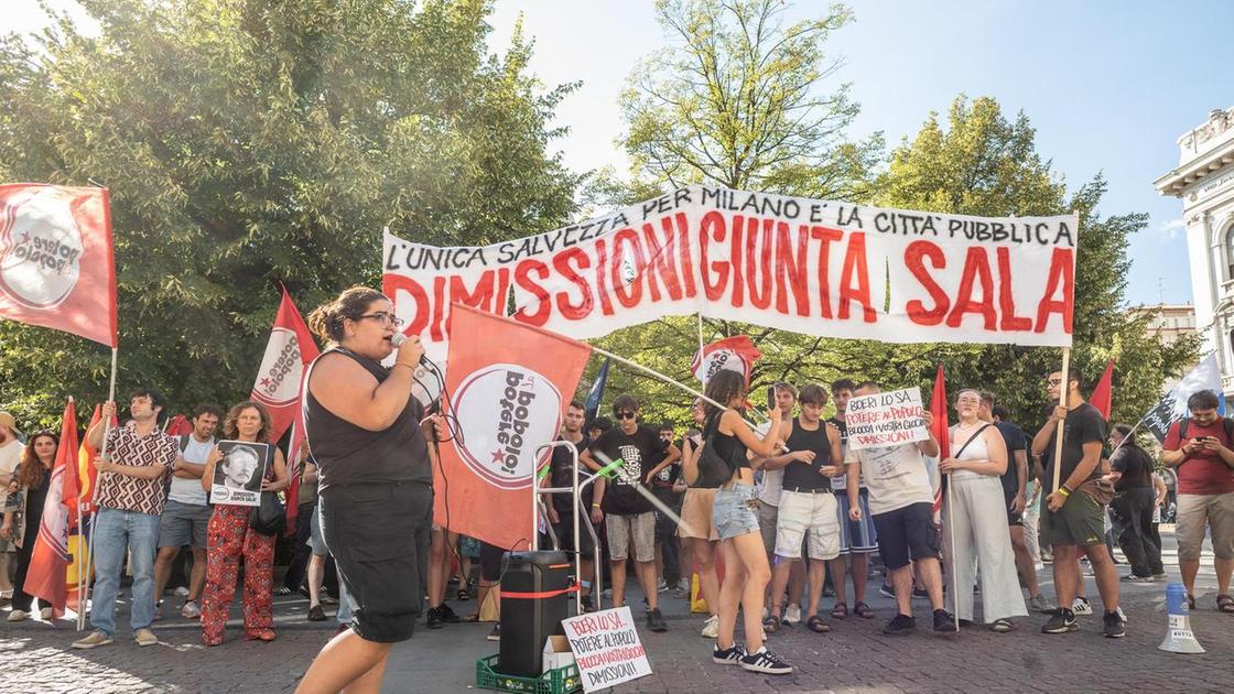 La folla a Palazzo Marino. Tra gli spalti fiducia e delusione. Protesta in piazza: "Dimissioni"