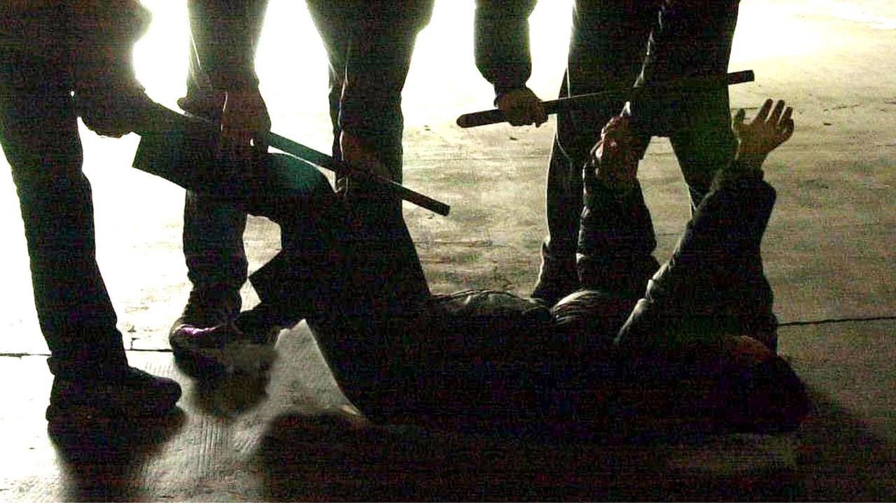 Un'immagine di repertorio di aggressione a colpi di spranghe Un'immagine di repertorio di aggressione a colpi di spranghe