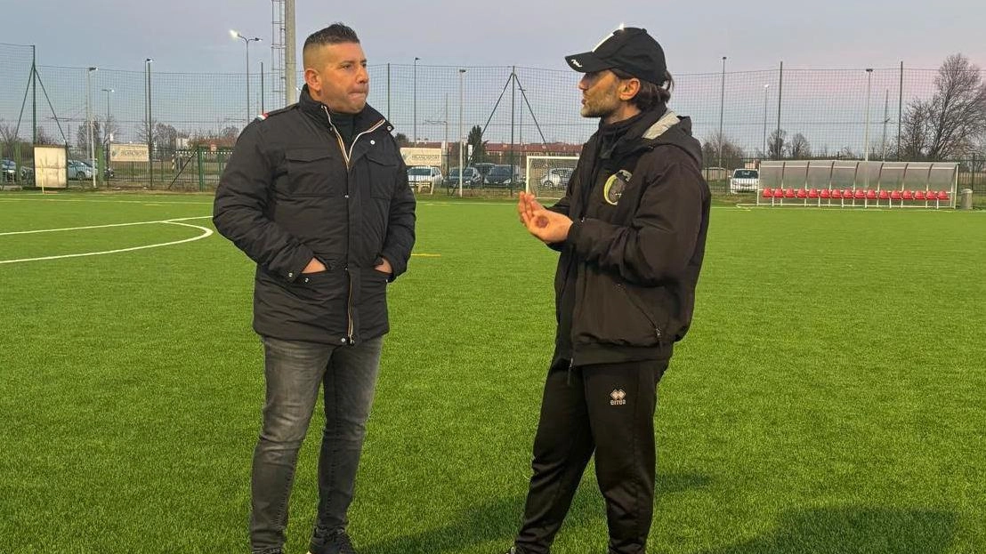 Il direttore sportivo del Sangiuliano City Vito Cera a colloquio con il nuovo tecnico della squadra Francesco Parravicini che prende il posto di Omar Albertini