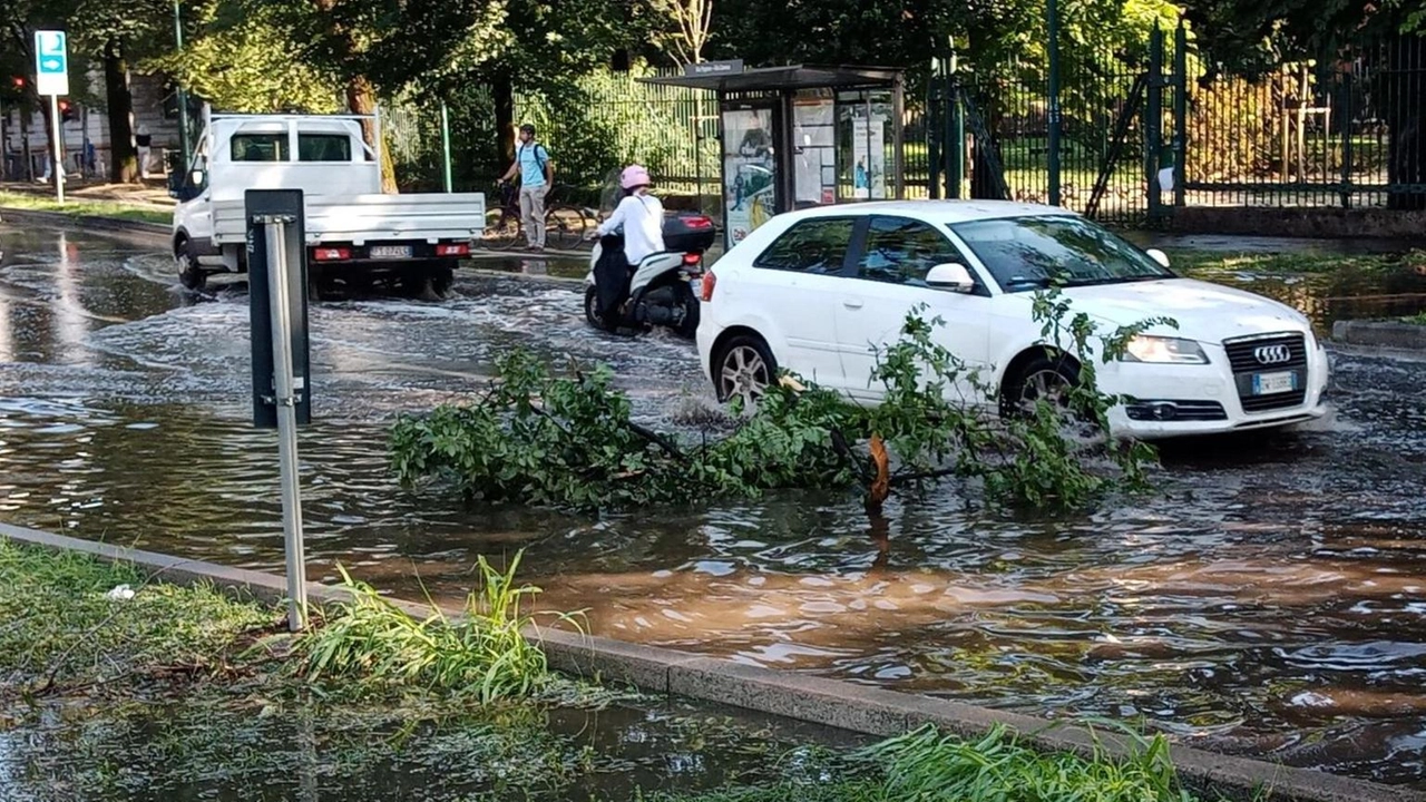Maltempo, il Lambro è esondato nel Parco di Monza