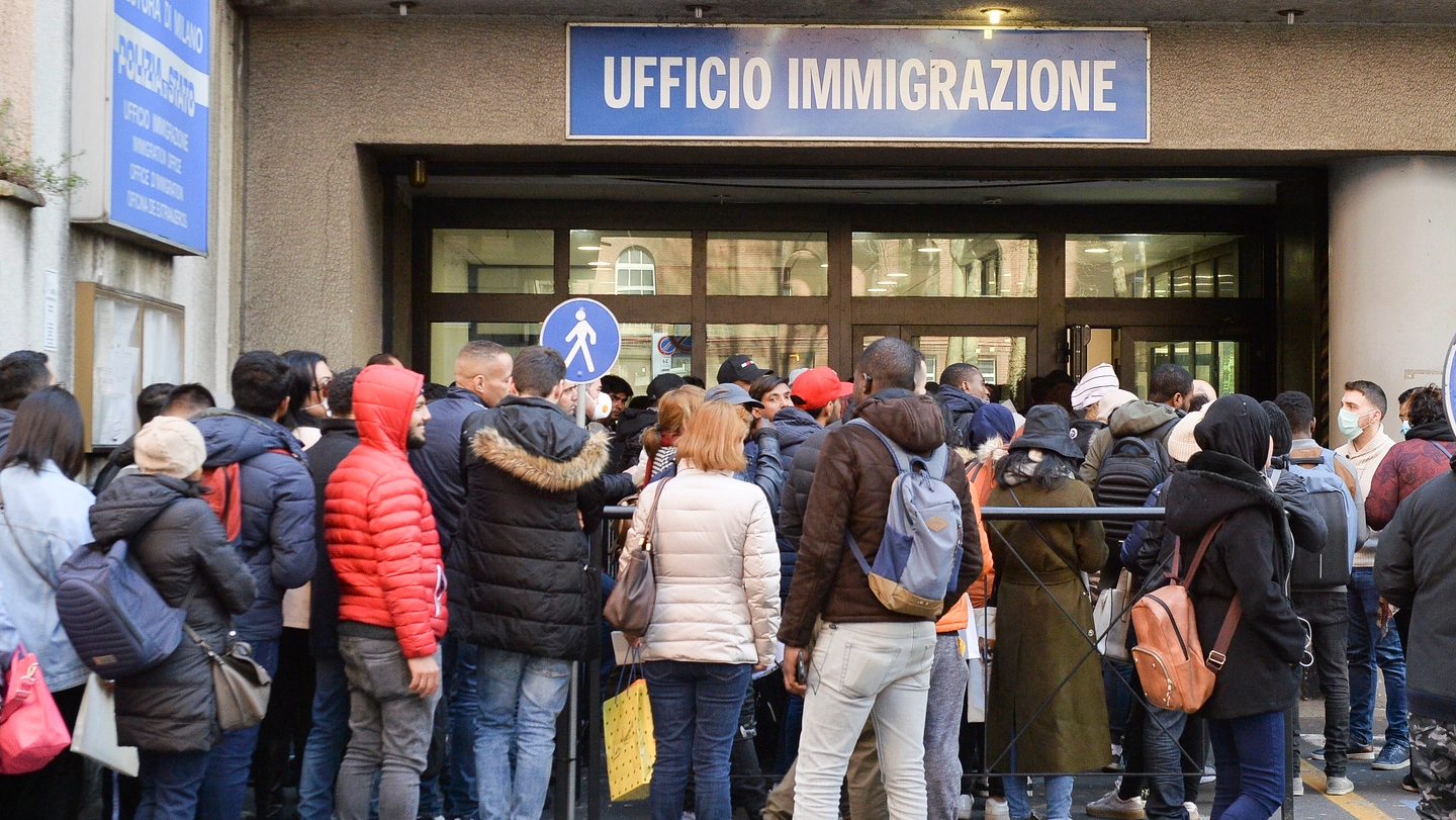 Folla davanti a un ufficio immigrazione di Milano (Foto d'archivio)