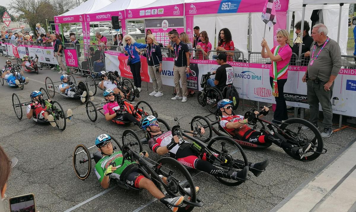 Lo sport inclusivo in pista. Passa il Giro Handbike: "Passione, coraggio e cuore"