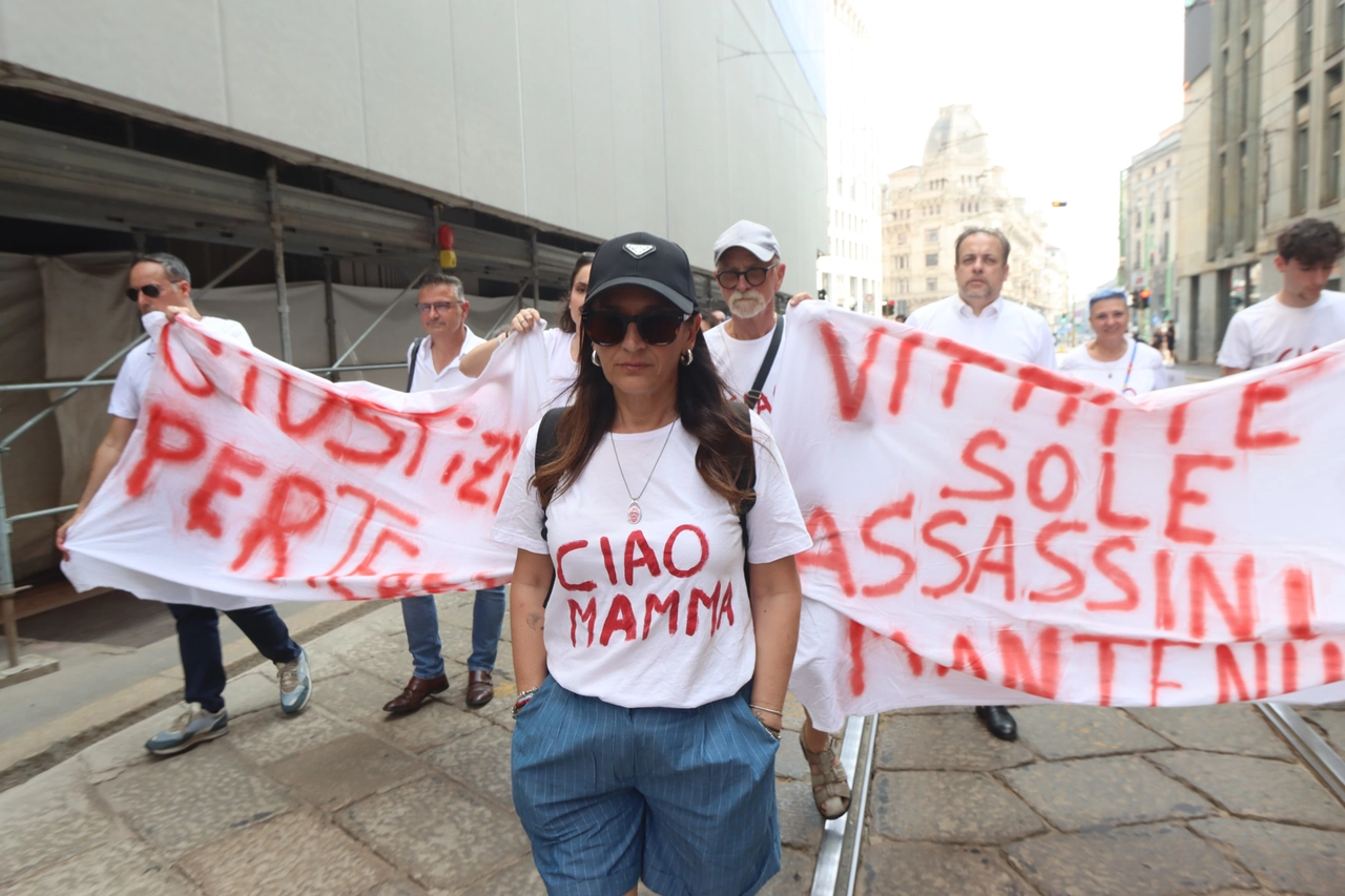 "Vittime sole e assassini mantenuti" si può leggere su uno dei lenzuoli