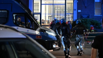 Rivolta al Beccaria, i detenuti appiccano il fuoco e cercano di scappare: caccia a 3 evasi