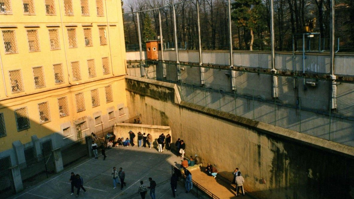 Canton Mombello presenta celle affollate, un solo bagno per tutti i detenuti e carenze anche nel personale sanitario e antincendio Canton Mombello presenta celle affollate, un solo bagno per tutti i detenuti e carenze anche nel personale sanitario e antincendio