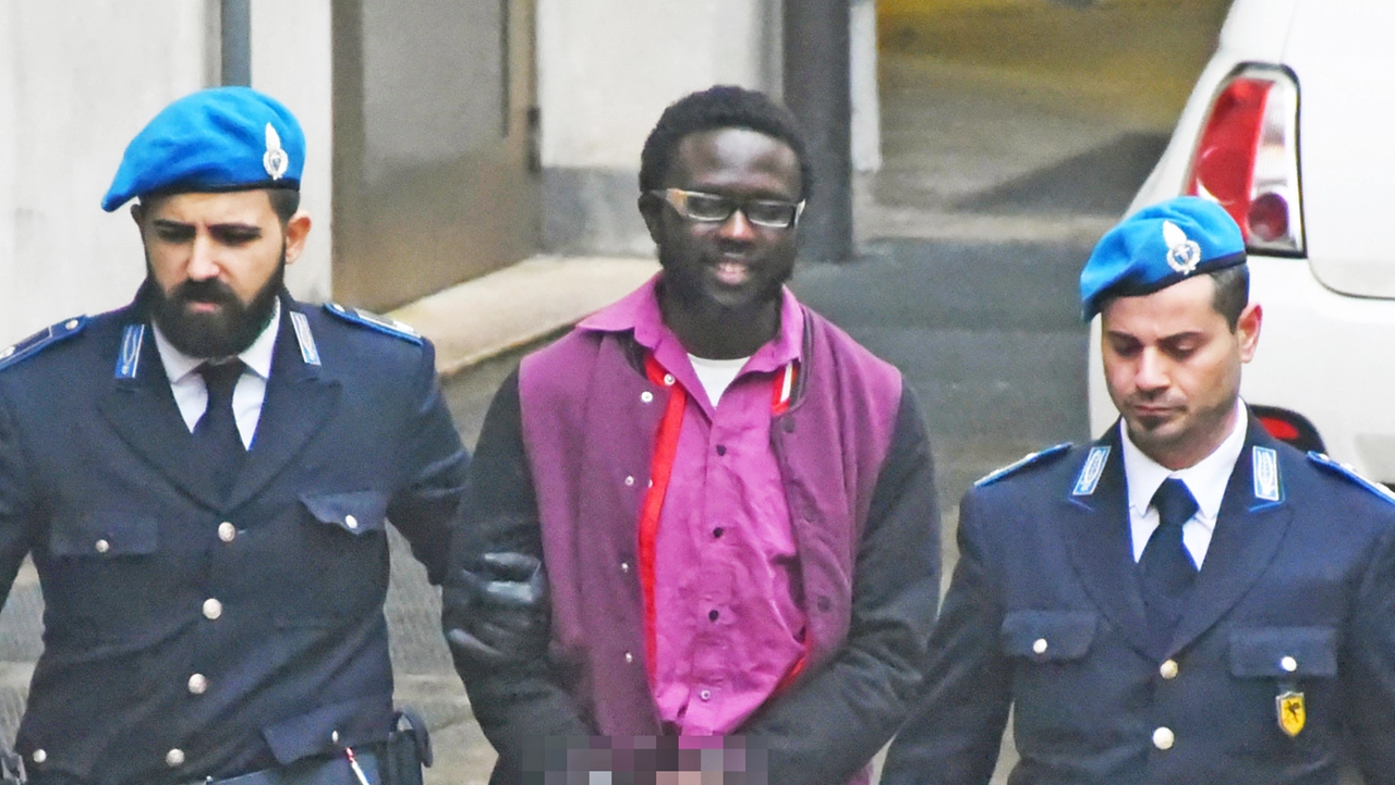 Moussa Sangare, 30 anni, è stato accompagnato in aula a Bergamo per il processo che lo vede accusato di maltrattamenti in famiglia