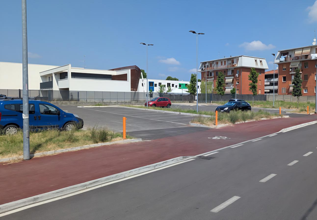 Braccio di ferro sul parcheggio. È caos davanti al centro estivo