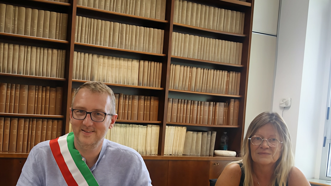 Il sindaco di Giussano, Marco Citterio, e l’assessore al Commercio, Paola Ceppi festeggiano il via libera della Regione alla nascita del Distretto urbano