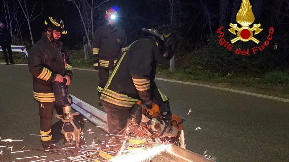 I vigili del fuoco intervenuti sull'incidente di questa notte