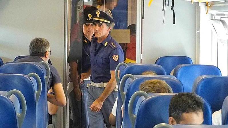 Addetto delle pulizie sul treno minacciato con un coltello e derubato della catenina: fermato un 23enne Addetto delle pulizie sul treno minacciato con un coltello e derubato della catenina: fermato un 23enne