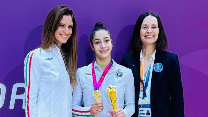 Sofia Raffaeli al centro con l'oro di Baku Sofia Raffaeli al centro con l'oro di Baku