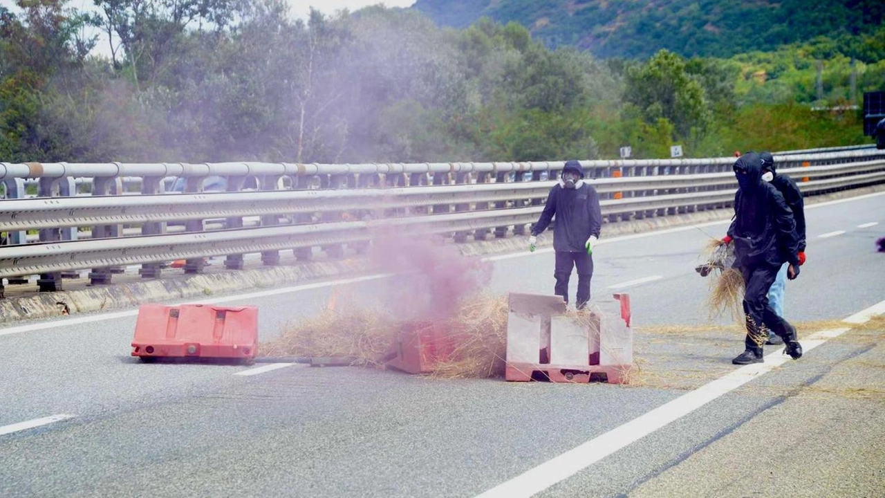 'Guerriglia indegna, nulla a che fare con espressione dissenso' 'Guerriglia indegna, nulla a che fare con espressione dissenso'