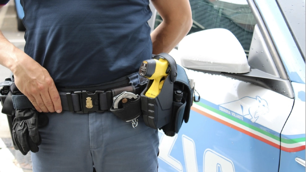 Per bloccare l'uomo gli agenti hanno dovuto puntargli contro un taser (Immagine archivio)