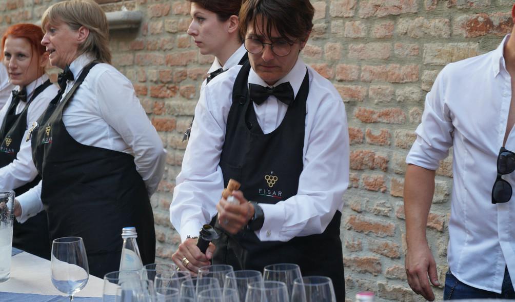 ArteVino vuole stupire ancora. Etichette e gastronomia in vetrina. Mostra degli scatti di Galimberti ArteVino vuole stupire ancora. Etichette e gastronomia in vetrina. Mostra degli scatti di Galimberti