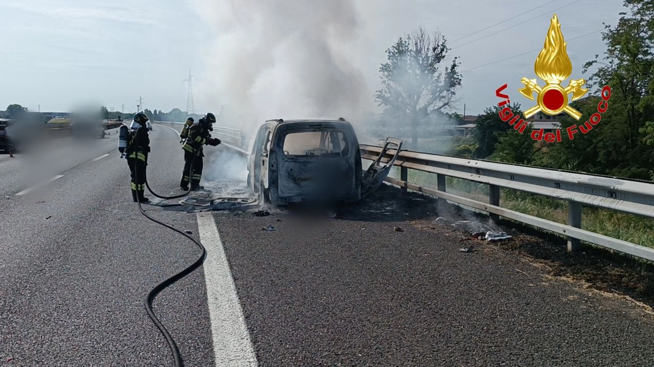 L'incendio dell'auto sull'A1 è stato estinto dai vigili del fuoco L'incendio dell'auto sull'A1 è stato estinto dai vigili del fuoco