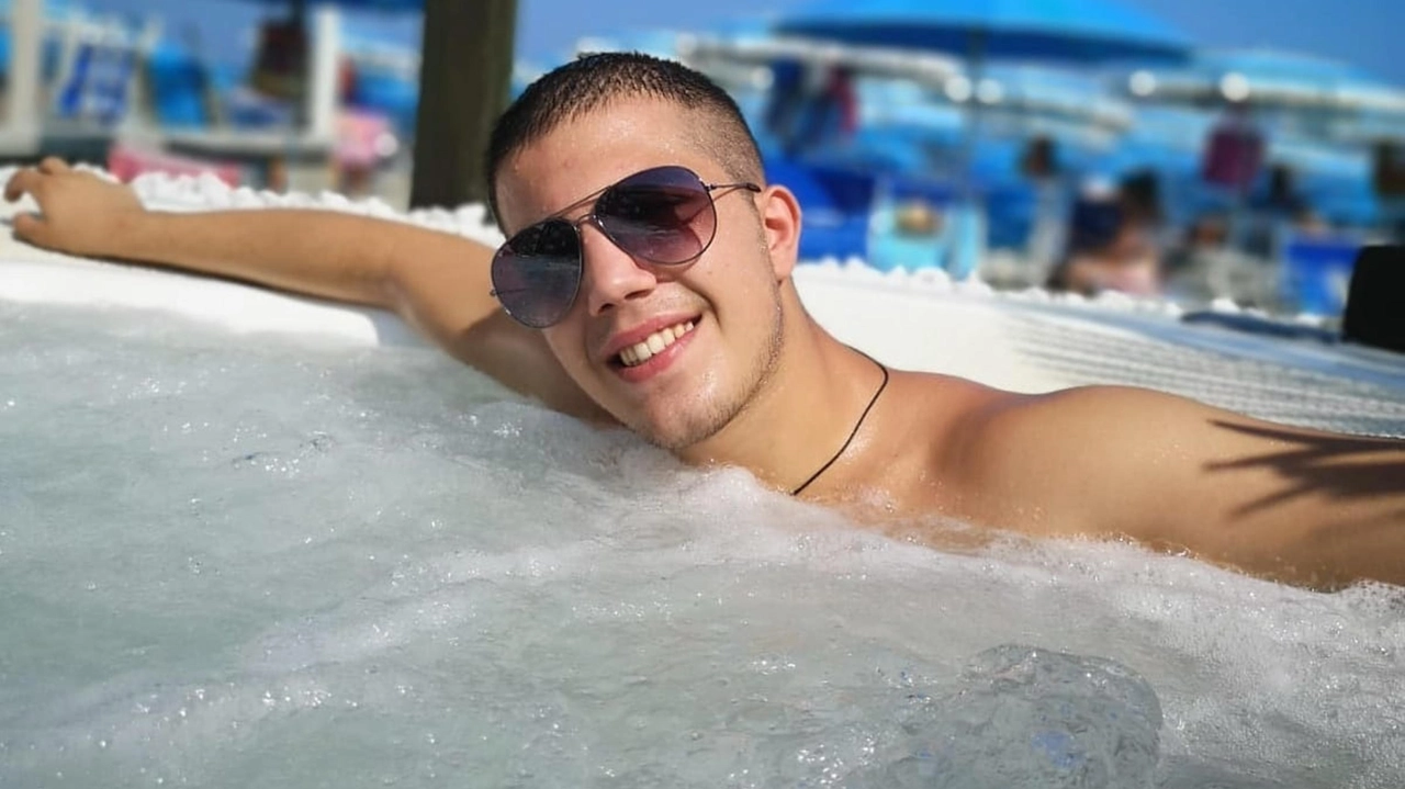 Omar Bassi, 23 anni, ritratto in un momento felice (foto tratta dal suo profilo Facebook) Omar Bassi, 23 anni, ritratto in un momento felice (foto tratta dal suo profilo Facebook)