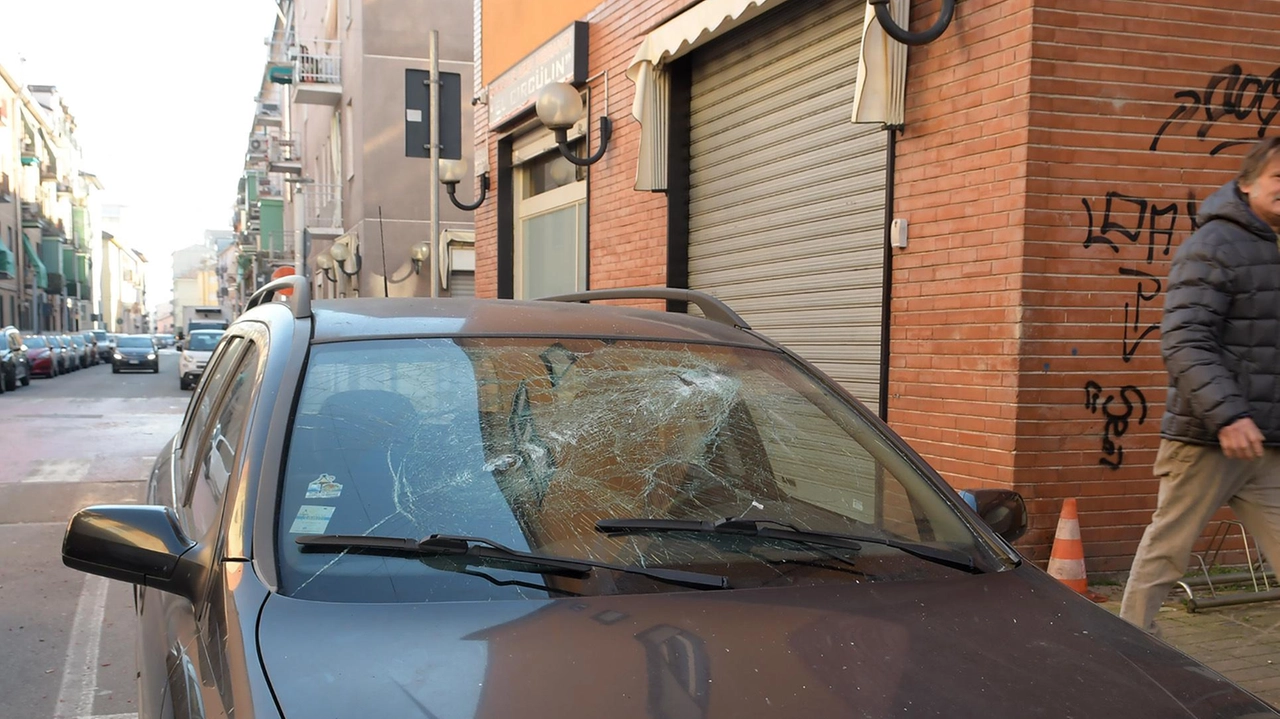 Atti vandalici a San Giuliano, dove sono stati danneggiati finestrini e parabrezza di numerose auto parcheggiate tra le vie... Atti vandalici a San Giuliano, dove sono stati danneggiati finestrini e parabrezza di numerose auto parcheggiate tra le vie...