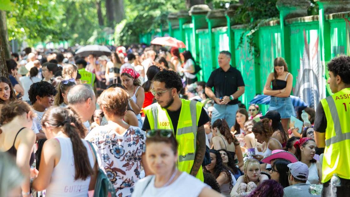 Folla di fan in strada. Tratto chiuso all’alba: "E il quartiere paga" Folla di fan in strada. Tratto chiuso all’alba: "E il quartiere paga"