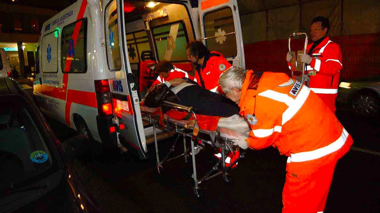 Ferito con un petardo, giovane perde alcune dita nella Bergamasca: soccorsi in azione Ferito con un petardo, giovane perde alcune dita nella Bergamasca: soccorsi in azione