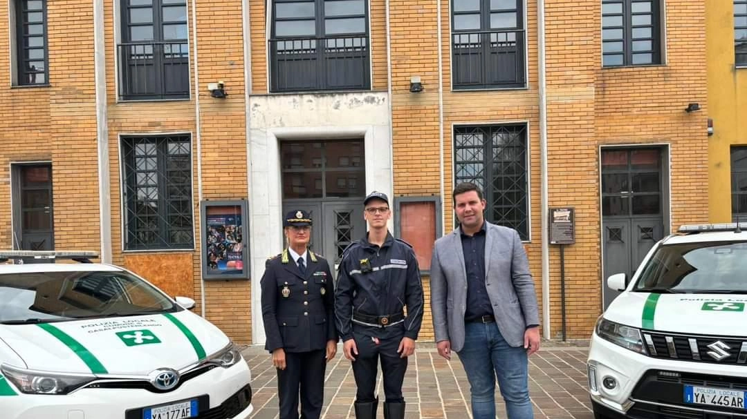 La presentazione dell’agente Lanzi di polizia locale appena assunto con la comandante Laura Chiesa e il sindaco Elia Delmiglio La presentazione dell’agente Lanzi di polizia locale appena assunto con la comandante Laura Chiesa e il sindaco Elia Delmiglio