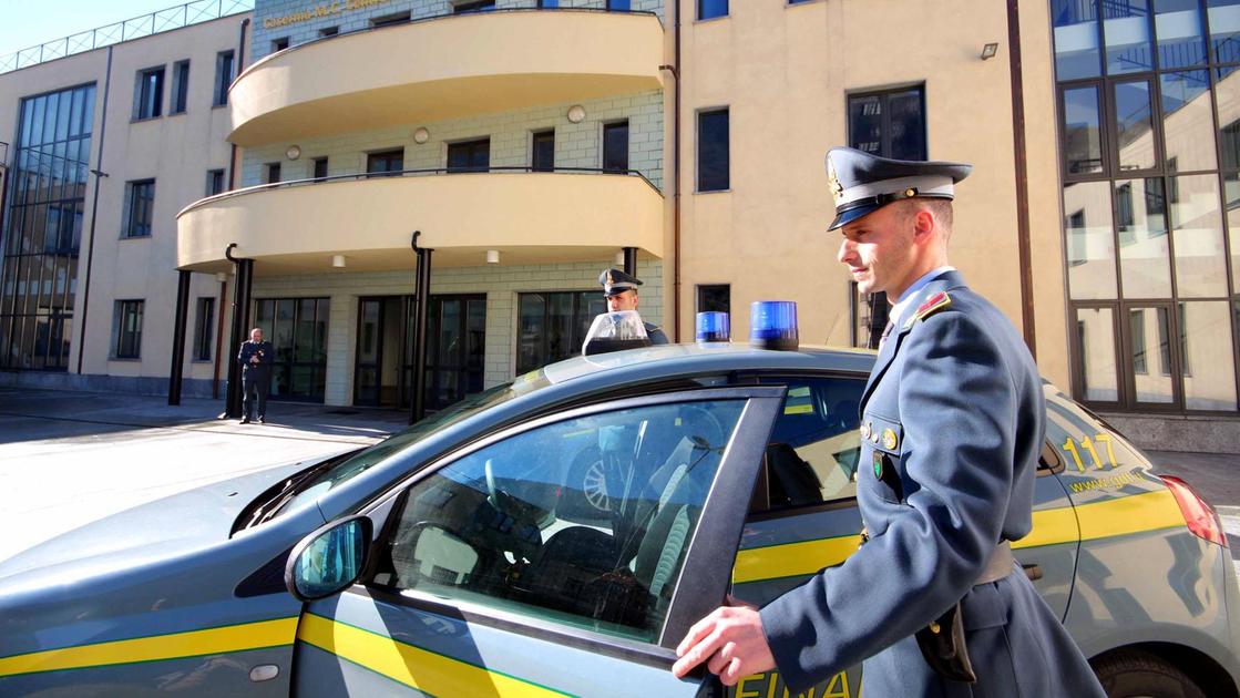 Fatture false per ottenere quasi un milione di euro di fondi pubblici: sei persone denunciate