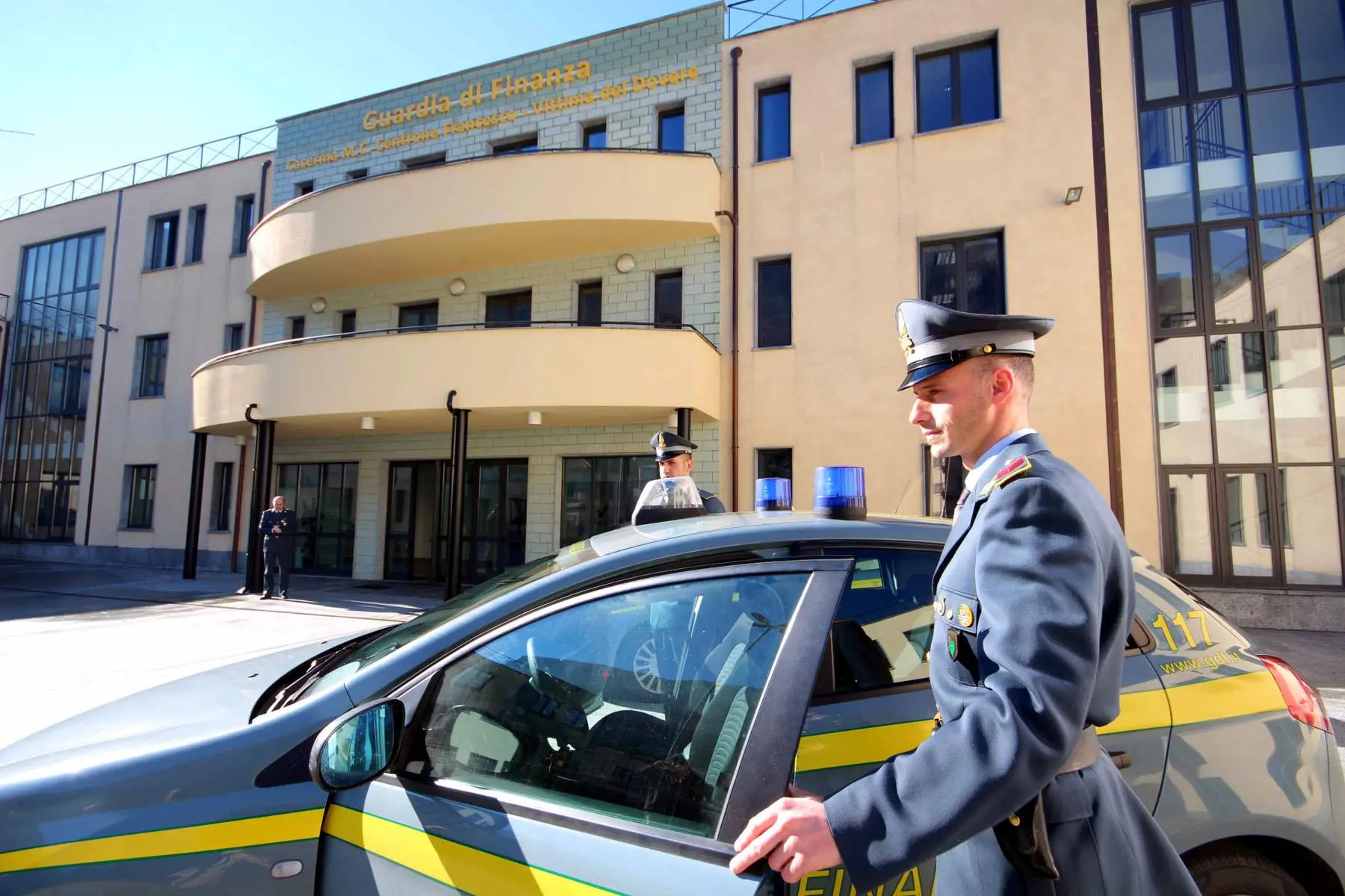 Fatture false per ottenere quasi un milione di euro di fondi pubblici: sei persone denunciate