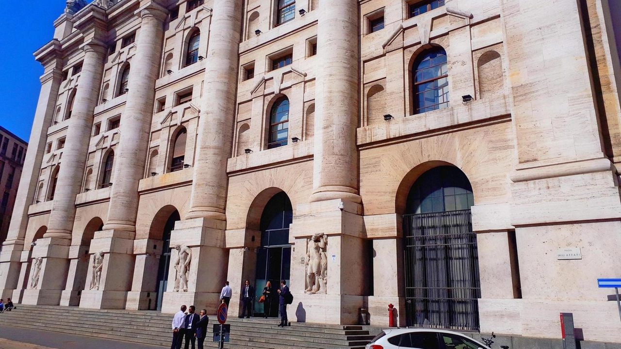 Borsa: Milano chiude in ribasso, -1,28%