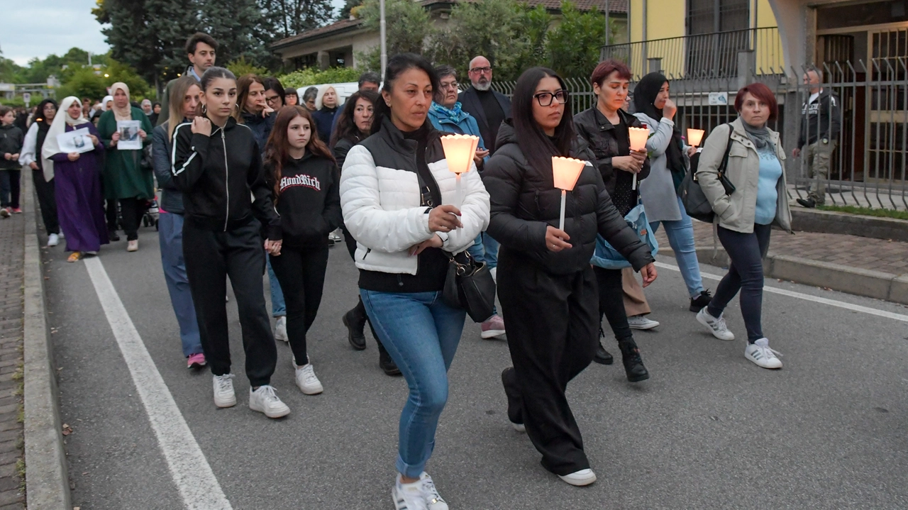 La fiaccolata organizzata a Settala La fiaccolata organizzata a Settala