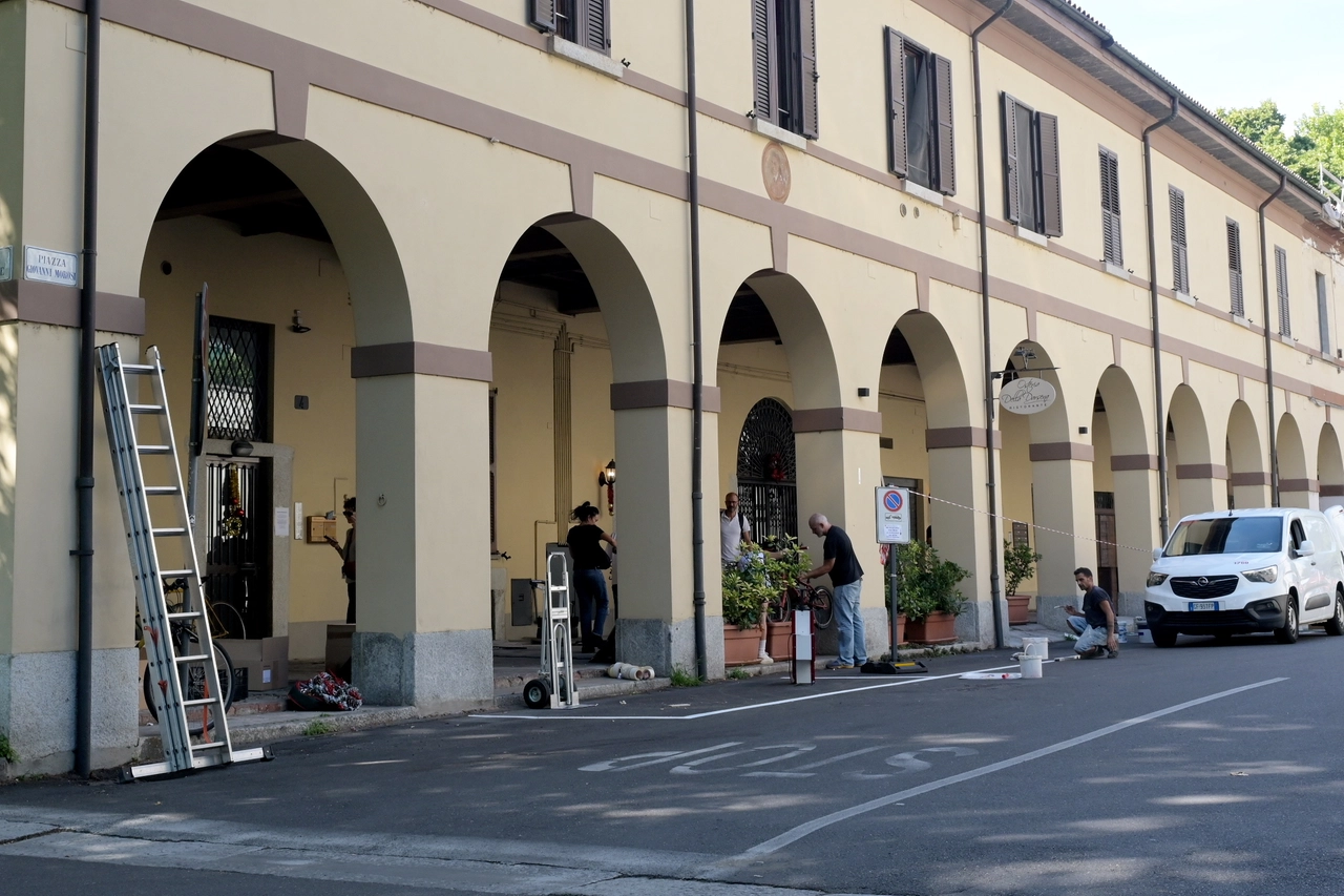 L'allestimento del set in piazzetta Morosi, nella zona di viale Argonne