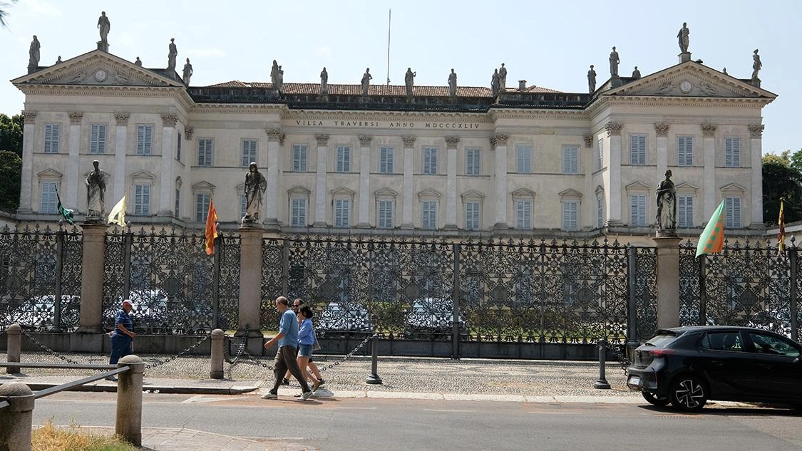 Alla guida del municipio da poche settimane, è profondamente legato a questo territorio. Fondamentale l’aspetto della mobilità: ferrovia e statale 36, un sogno per qualsiasi pendolare. Alla guida del municipio da poche settimane, è profondamente legato a questo territorio. Fondamentale l’aspetto della mobilità: ferrovia e statale 36, un sogno per qualsiasi pendolare.