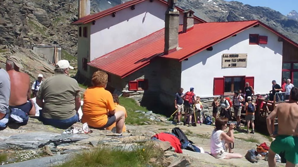 Dei fondi regionali possono beneficiare soggetti pubblici associazioni e soggetti privati gestori o proprietari di rifugi alpinistici e rifugi escursionistici ubicati in Comuni montani o parzialmente montani Dei fondi regionali possono beneficiare soggetti pubblici associazioni e soggetti privati gestori o proprietari di rifugi alpinistici e rifugi escursionistici ubicati in Comuni montani o parzialmente montani