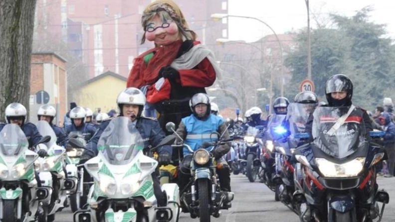 A Rho il Vespa Club, la Protezione civile e gli agenti della polizia locale raccolgono i pacchi dono da distribuire alle famiglie in difficoltà con il sostegno della Caritas. A Rho il Vespa Club, la Protezione civile e gli agenti della polizia locale raccolgono i pacchi dono da distribuire alle famiglie in difficoltà con il sostegno della Caritas.