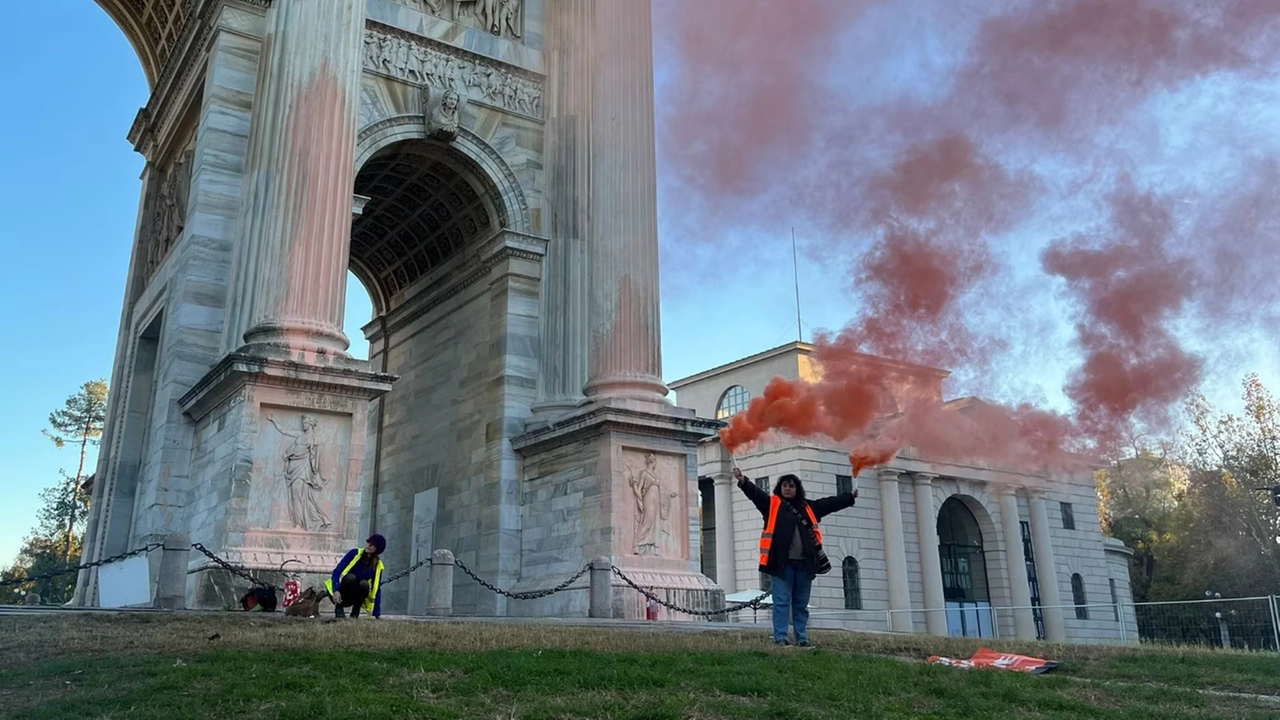 La manifestazione in cui gli attivisti di Ultima Generazione hanno imbrattato l'Arco della Pace a Milano La manifestazione in cui gli attivisti di Ultima Generazione hanno imbrattato l'Arco della Pace a Milano