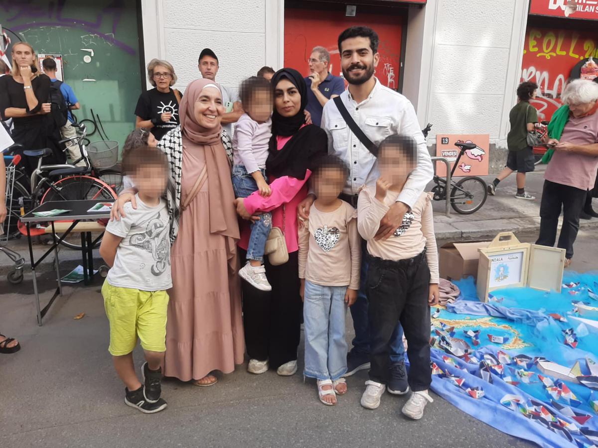 La famiglia da Gaza a Milano: “Noi, vivi dopo i bombardamenti, riuniti dopo un anno di lontananza. Un giorno torneremo in patria”
