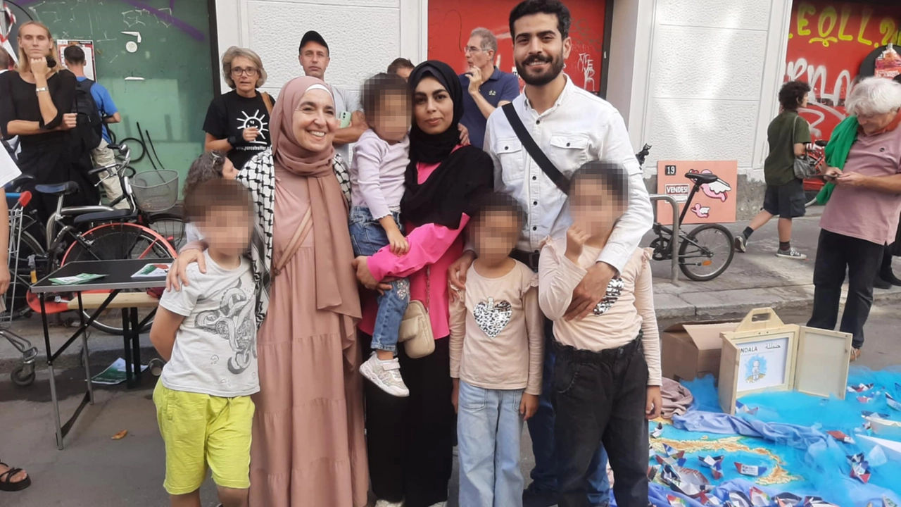 La famiglia da Gaza a Milano: “Noi, vivi dopo i bombardamenti, riuniti dopo un anno di lontananza. Un giorno torneremo in patria”